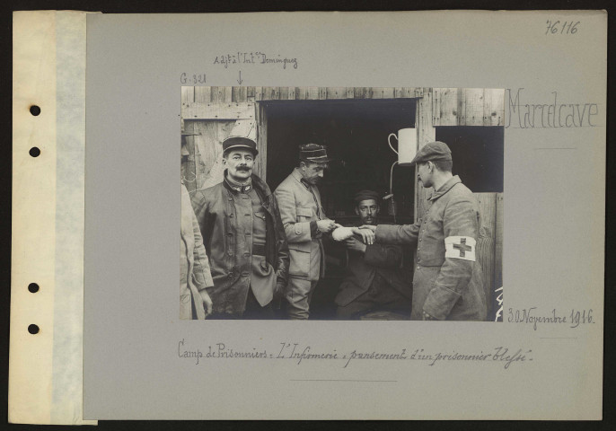 Marcelcave. Camp de prisonniers : l'infirmerie : pansement d'un prisonnier blessé