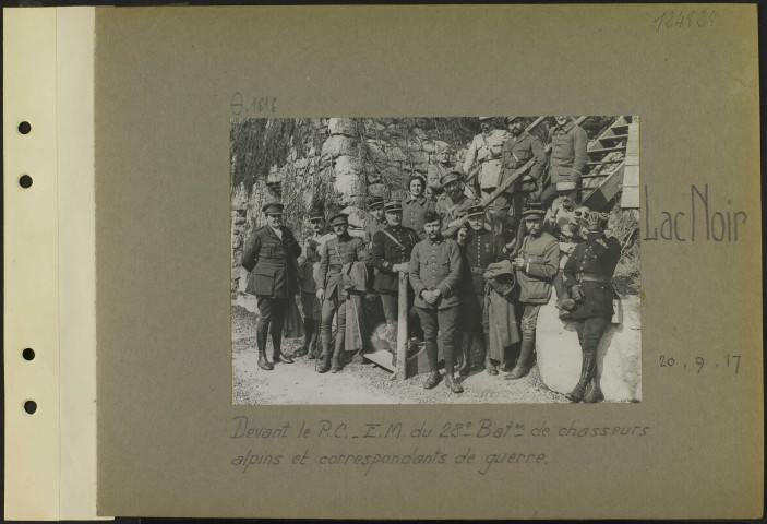 Lac Noir. Devant le poste de commandement. Etat-major du 28e bataillon de chasseurs alpins et correspondants de guerre