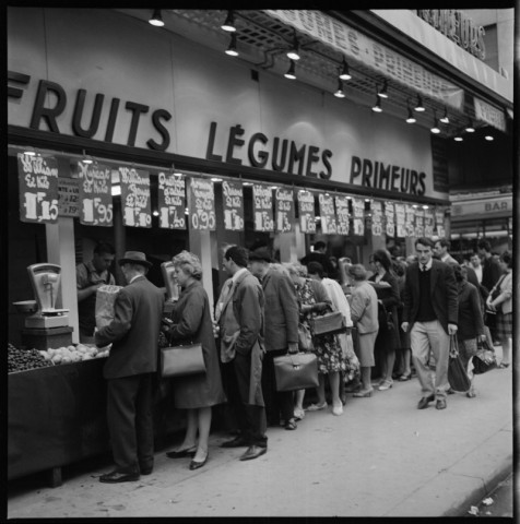 Travaux à la place de la Concorde. « Affiches scandaleuses » (film : Les Harems nazis)