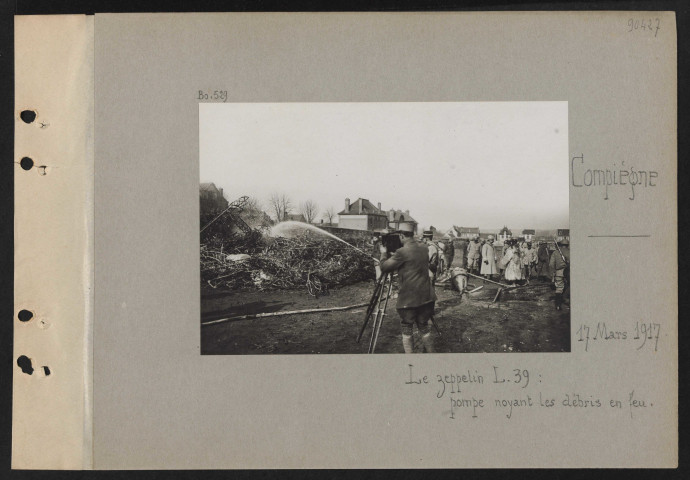 Compiègne. Le zeppelin L. 39 : pompe noyant les débris en feu