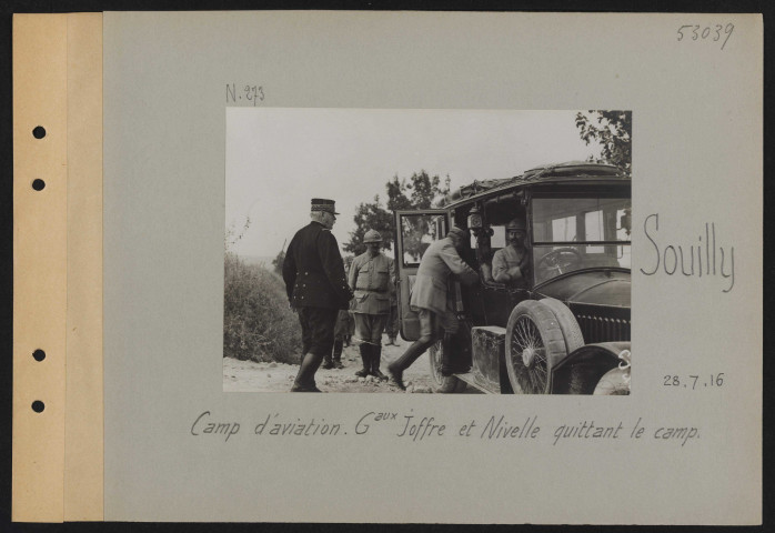 Souilly. Camp d'aviation. Généraux Joffre et Nivelle quittant le camp