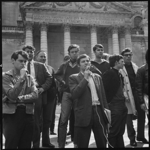 Mai 1968 : assemblée d'étudiants dans la cour de la Sorbonne, avec Daniel Cohn-Bendit