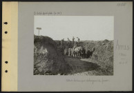 Arras (près). Soldats britanniques déchargeant du fumier