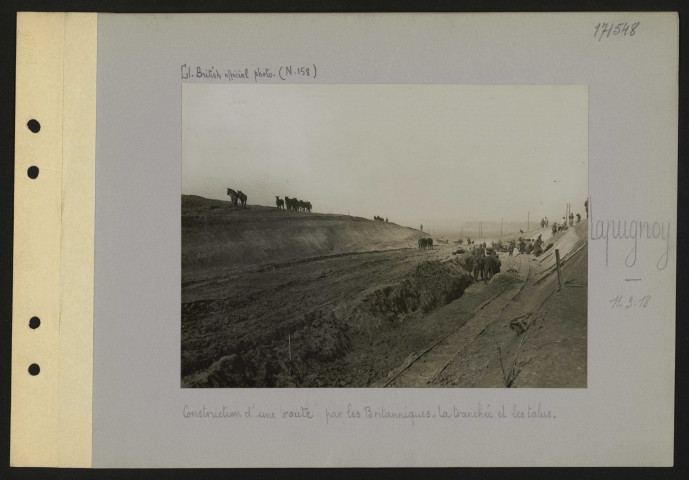 Lapugnoy. Construction d'une route par les Britanniques. La tranchée et les talus
