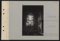 Chevrières. L'église : transept gauche ; une verrière de 1540 après le bombardement du 10 août