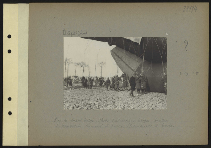 S.l. Sur le front belge. Poste d'aérostiers belges. Ballon d'observation ramené à terre. Manœuvre à bras