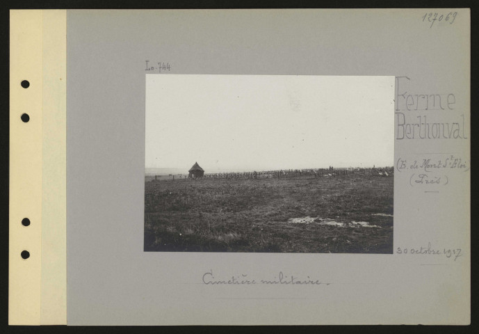Ferme Berthonval (est de Mont-Saint-Éloi) (près). Cimetière militaire