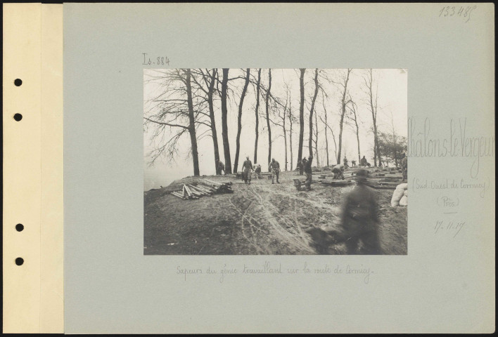 Châlons-le-Vergeur (sud-ouest de Cormicy) (près). Sapeurs du génie travaillant sur la route de Cormicy