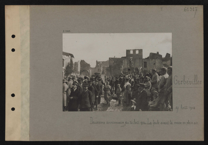 Gerbéviller. Deuxième anniversaire du 24 août 1914. La foule avant la messe en plein air