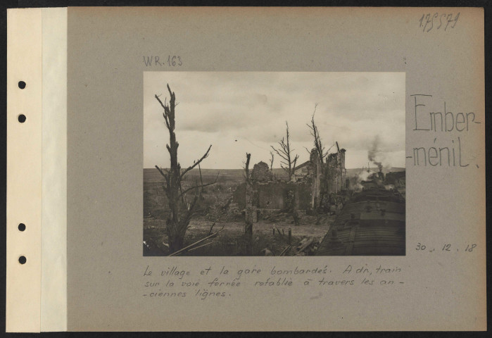 Emberménil. Le village et la gare bombardés. À droite, train sur la voie ferrée rétablie à travers les anciennes lignes