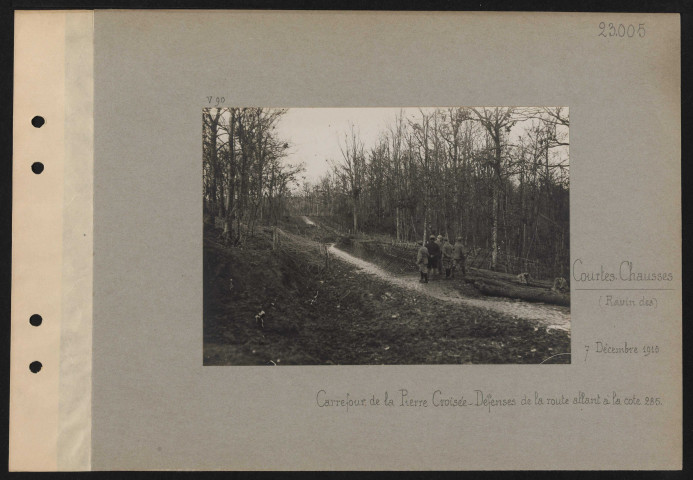 Courtes-Chausses (ravin des). Carrefour de la Pierre Croisée. Défenses de la route allant à la cote 285