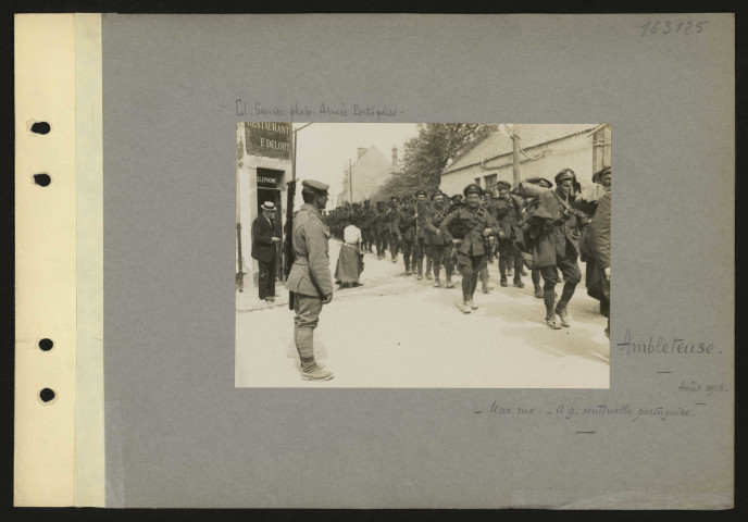 Ambleteuse. Une rue. À gauche, sentinelle portugaise