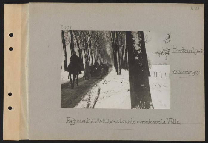 Breteuil (près). Régiment d'artillerie lourde en route vers la ville