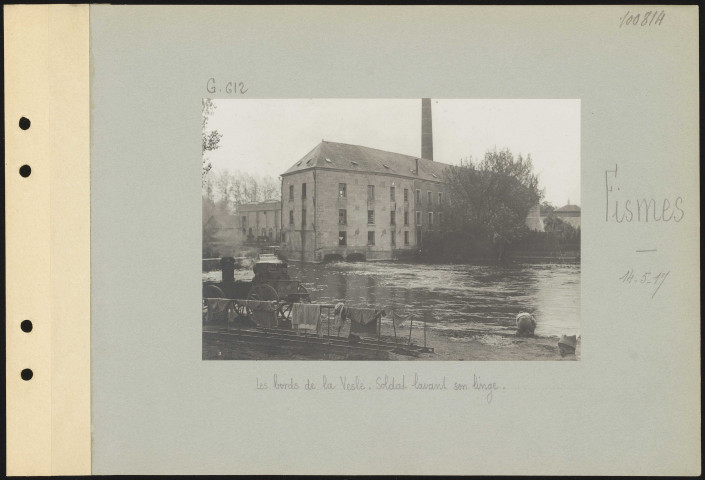 Fismes. Les bords de la Vesle. Soldat lavant son linge