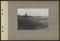 Ferme du Fer à cheval (nord de Boesinghe, près ferme du Nègre). Le cimetière militaire, derrière la première ligne