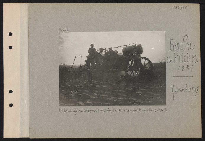 Beaulieu-les-Fontaines (près). Labourage du terrain reconquis ; tracteur conduit par un soldat
