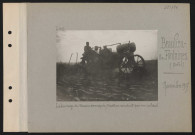 Beaulieu-les-Fontaines (près). Labourage du terrain reconquis ; tracteur conduit par un soldat