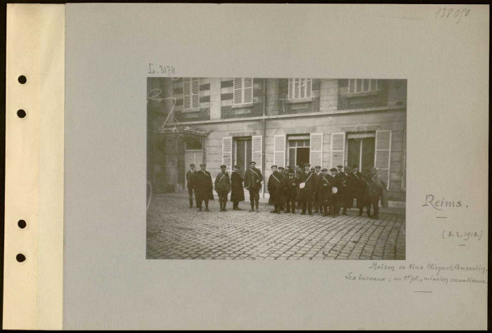 Reims. Maison de vins Cliquot-Ponsardin. Les bureaux ; au premier plan, mission canadienne