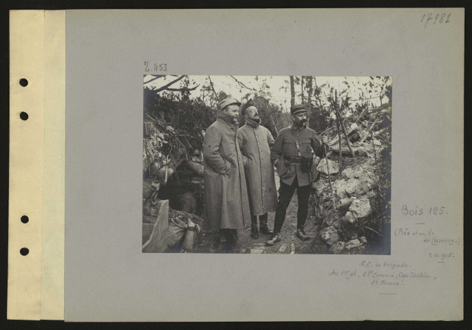 Bois 125 (près et au nord de Carency). PC de brigade. Au premier plan, commandant Carence, capitaine Tardieu, lieutenant Puaux