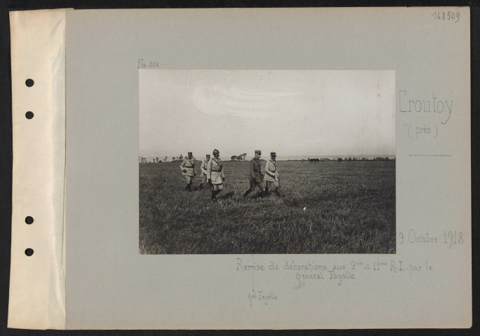 Croutoy (près). Remise de décorations aux 9e été 11e RI par le général Fayolle