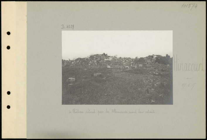 Hinacourt. Le château détruit par les Allemands avant leur retraite