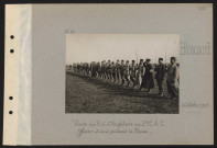 Blincourt. Visite du roi d'Angleterre au deuxième CAC. Officiers décorés pendant la revue