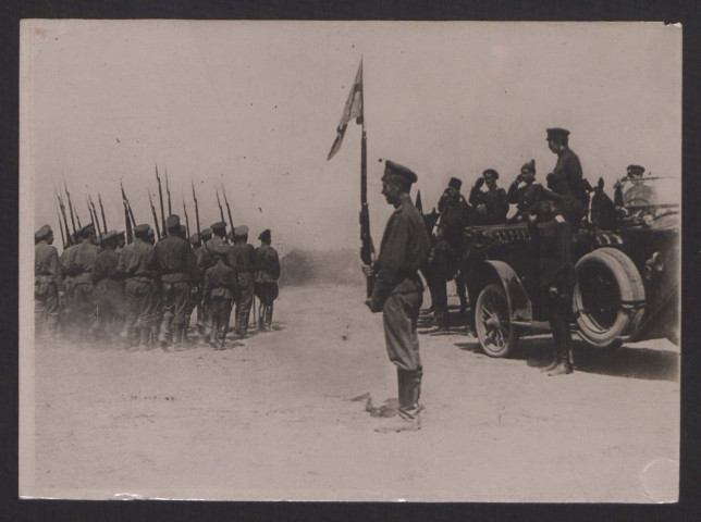 S.l. Kerensky assistant à un défilé de troupes
