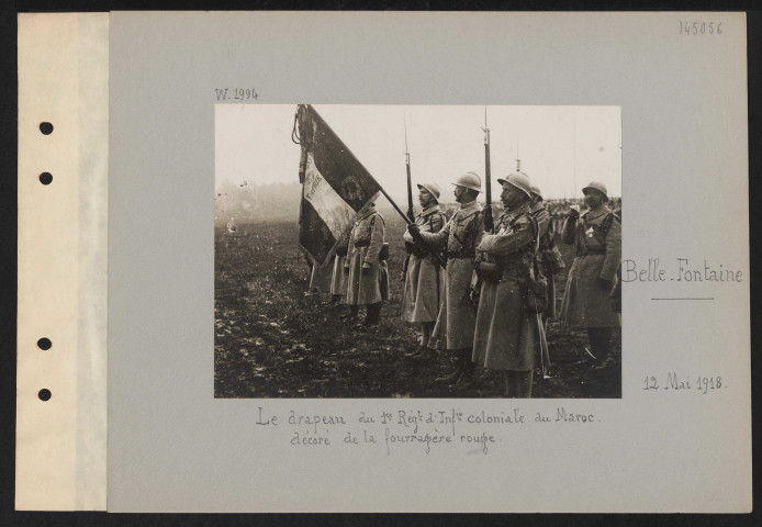 Belle-Fontaine. Le drapeau du premier régiment coloniale du Maroc décoré de la fourragère rouge