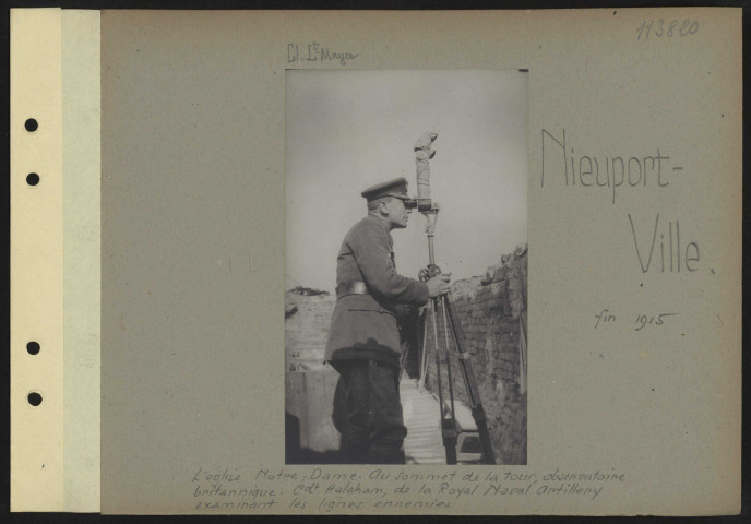 Nieuport-Ville. L'église Notre-Dame. Au sommet de la tour, observatoire britannique. Commandant Halaham, de la Royal Naval Artillery examinant les lignes ennemies
