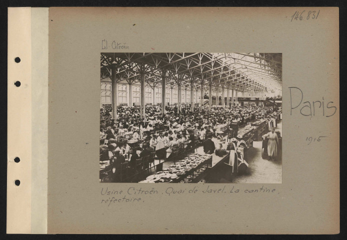 Paris. Usine Citroën. Quai de Javel. La cantine, réfectoire