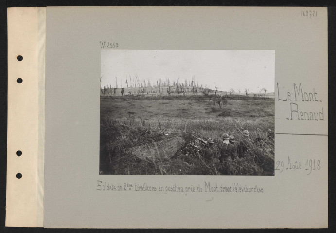 Le Mont-Renaud. Soldats du deuxième tirailleurs en positions près du mont, devant l'élévateur d'eau