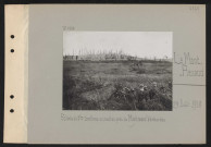 Le Mont-Renaud. Soldats du deuxième tirailleurs en positions près du mont, devant l'élévateur d'eau