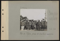 Beauzée-sur-Aire. Près de l'église, groupe de tirailleurs annamites