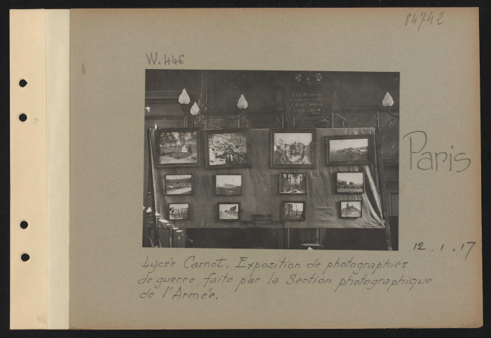 Paris. Lycée Carnot. Exposition de photographies de guerre faite par la Section photographique de l'armée