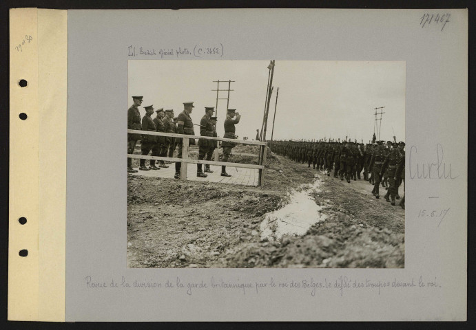 Curlu. Revue de la division de la garde britannique par le roi des Belges. Le défilé des troupes devant le roi