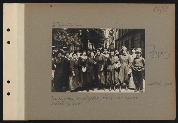 Paris. Ouvrières employées dans une usine métallurgique