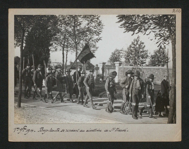 Boys-scouts se rendant au cimetière de Saint-Mandé