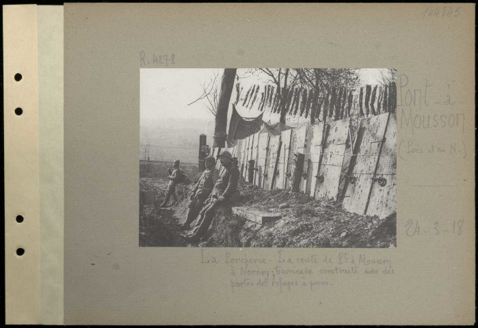 Pont-à-Mousson (près et au nord). La porcherie. La route de Pont-à-Mousson à Norroy ; barricade construite avec des portes de refuges à porcs