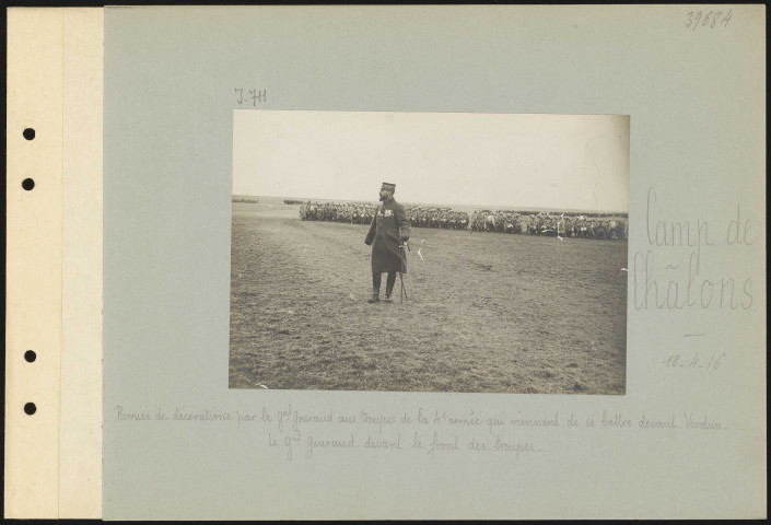 Camp de Châlons. Remise de décorations par le général Gouraud aux troupes de la 4e armée qui viennent de se battre devant Verdun. Le général Gouraud devant le front des troupes
