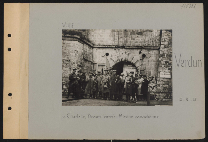 Verdun. La citadelle. Devant l'entrée. Mission canadienne