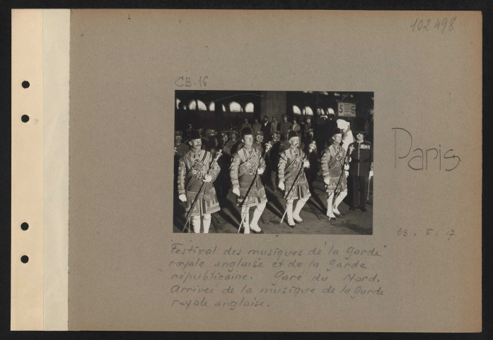 Paris. Festival des musiques de la garde royale anglaise et de la garde républicaine. Gare du Nord. Arrivée de la musique de la garde royale anglaise