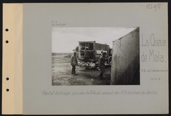 La Queue de Mala (nord-est de Vadelaincourt). Hôpital de triage. Arrivée de blessés venant des PS du front de Verdun