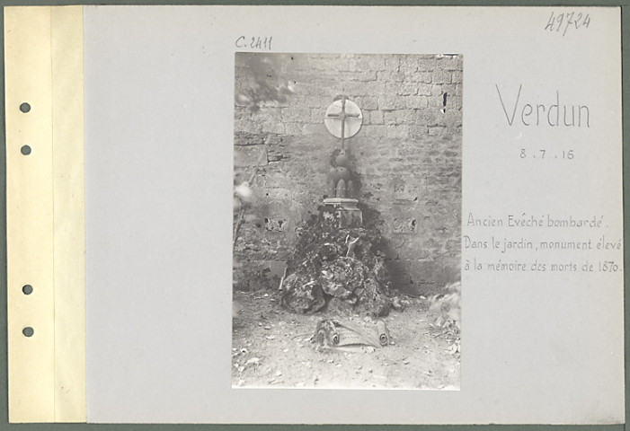 Verdun. Ancien évêché bombardé. Dans le jardin, monument élevé à la mémoire des morts de 1870
