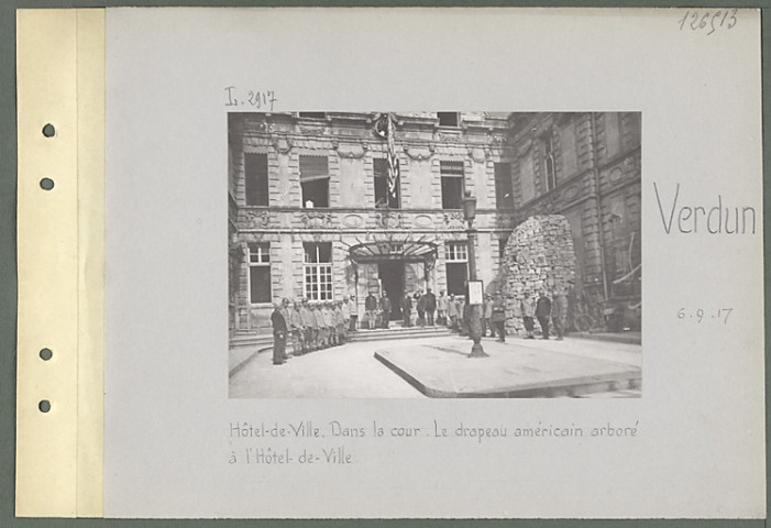 Verdun. Hôtel de ville. Dans la cour. Le drapeau américain arboré à l'hôtel de ville