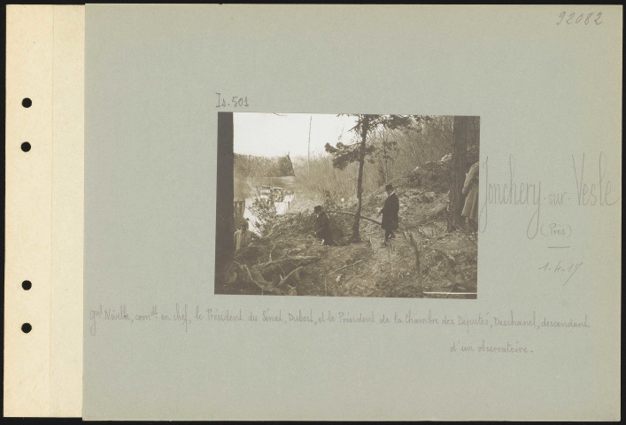 Jonchery-sur-Vesle (près). Général Nivelle, commandant en chef, le président du Sénat, Dubost, et le président de la Chambre des députés, Deschanel, descendant d'un observatoire