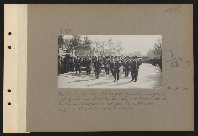 Paris. Festival des musiques des gardes anglaise, italienne et française. Les musiques de la garde républicaine et des carabiniers royaux d'Italie aux Tuileries