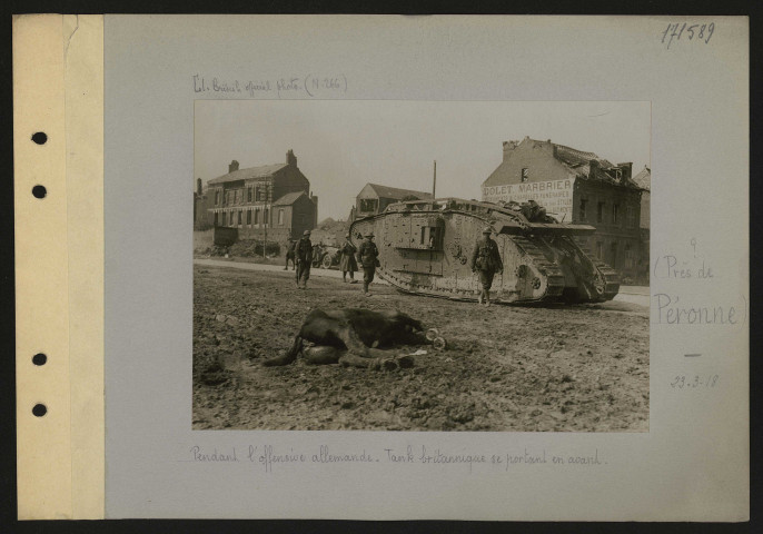 ? (Près de Péronne). Pendant l'offensive allemande. Tank britannique se portant en avant