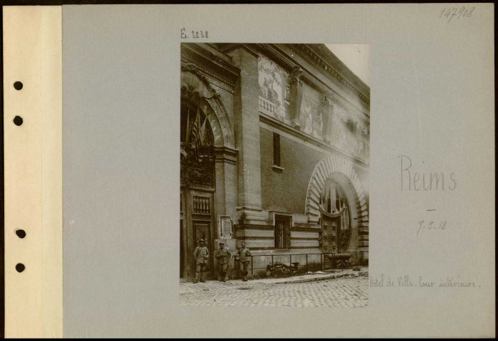 Reims. Hôtel de ville. Cour intérieure