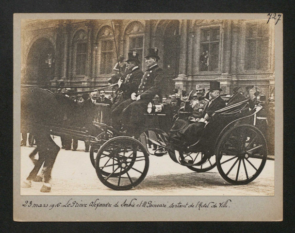 Le prince Alexandre de Serbie et monsieur Poincaré sortant de l'Hôtel de ville