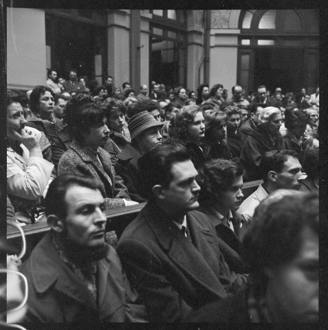 Meeting à la Bourse du travail. Foule devant la Mutualité